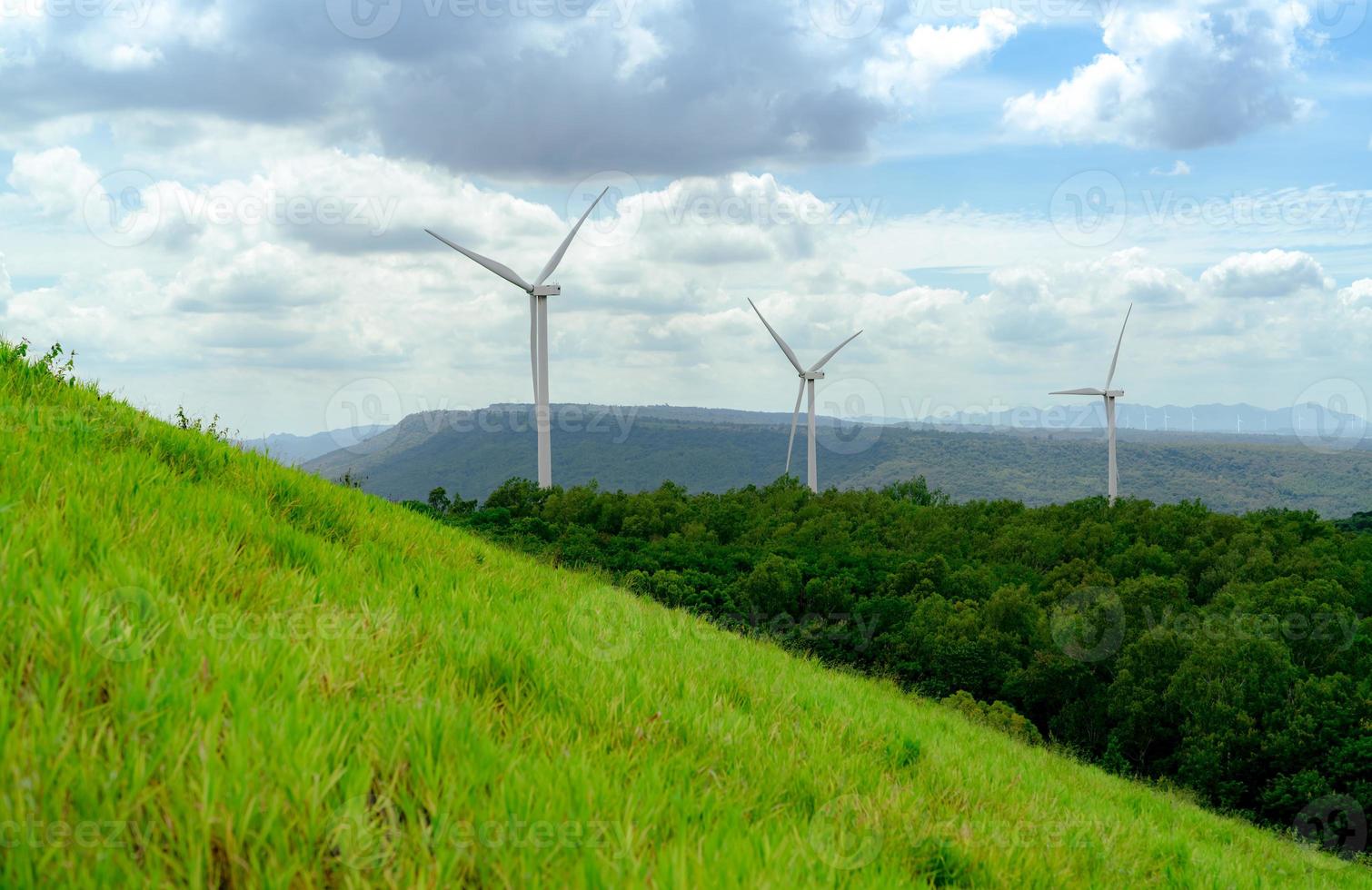 energia eólica. força do vento. energia sustentável e renovável. turbinas eólicas geram eletricidade. fazenda de moinho de vento em uma montanha com céu azul. tecnologia verde. fonte renovável. desenvolvimento sustentável. foto