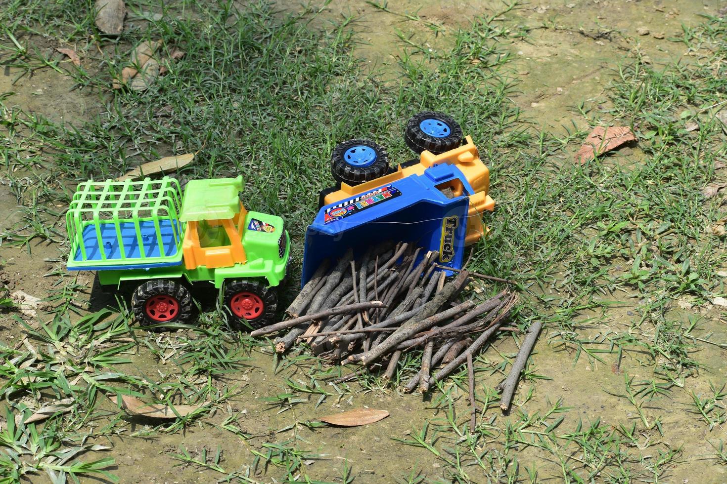caminhão cair com brinquedo de madeira para crianças foto