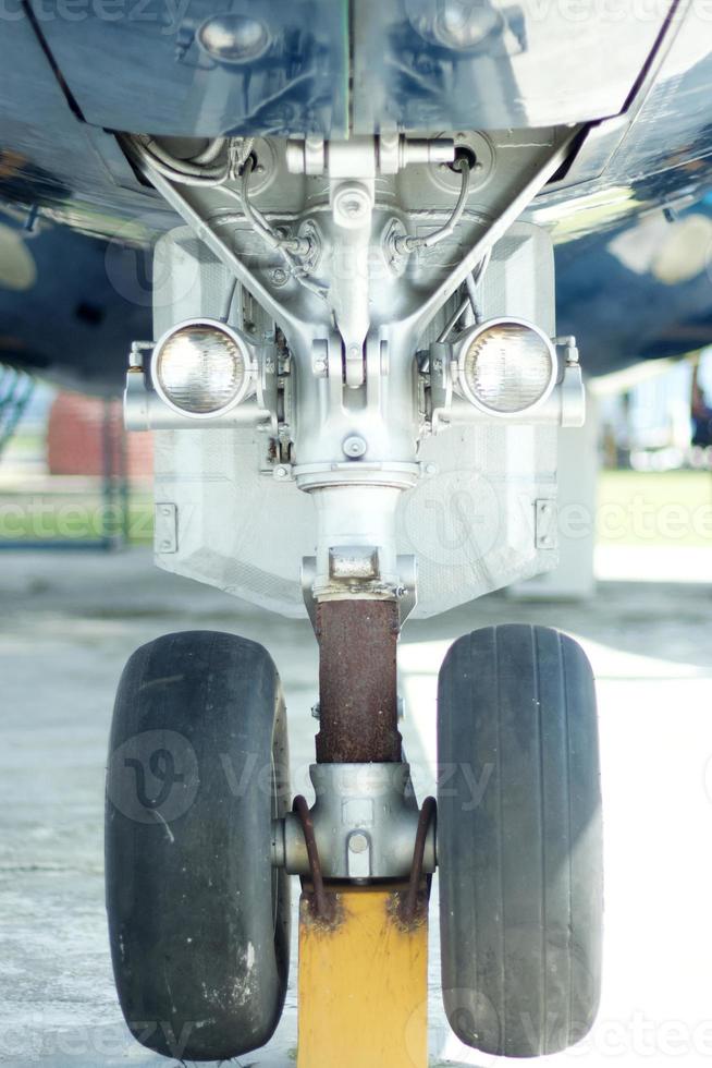 close-up vista do poço da roda ou trem de pouso de uma aeronave antiga. foto