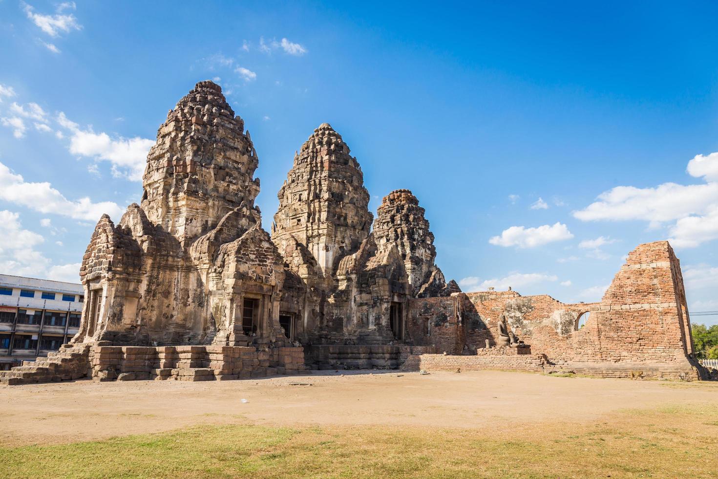 templo phra prang sam yot, arquitetura antiga no centro de lopburi, tailândia foto