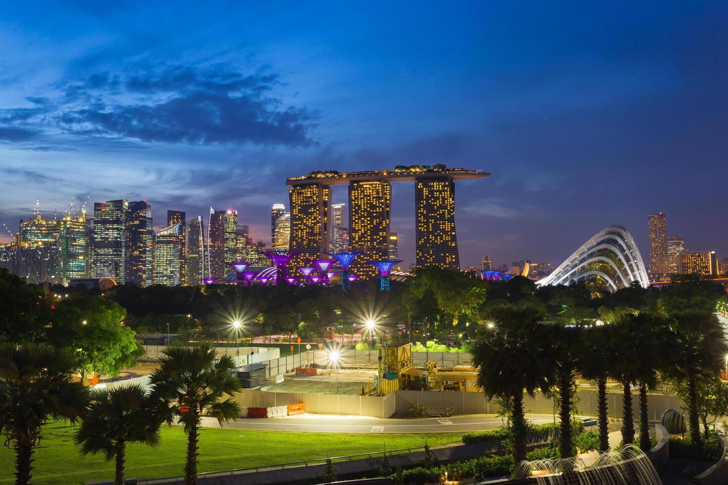 paisagem urbana do horizonte de Cingapura na hora do crepúsculo. marina bay é uma baía localizada na área central de singapura foto