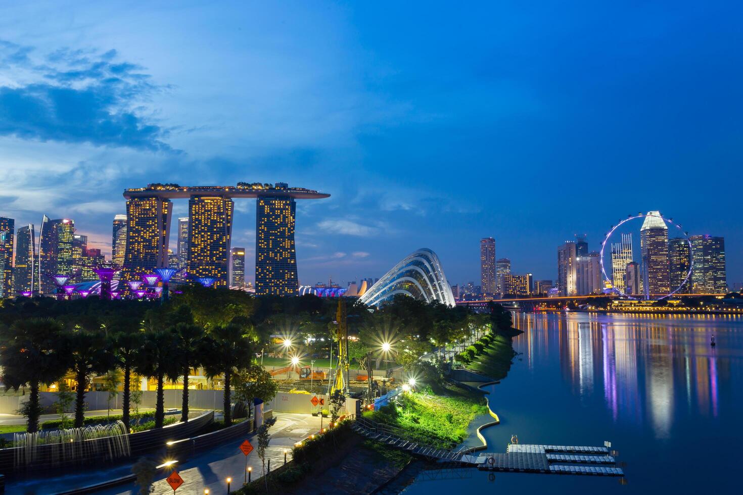 paisagem urbana do horizonte de singapura na hora do crepúsculo com todos os marcos. marina bay é uma baía localizada na área central de singapura foto