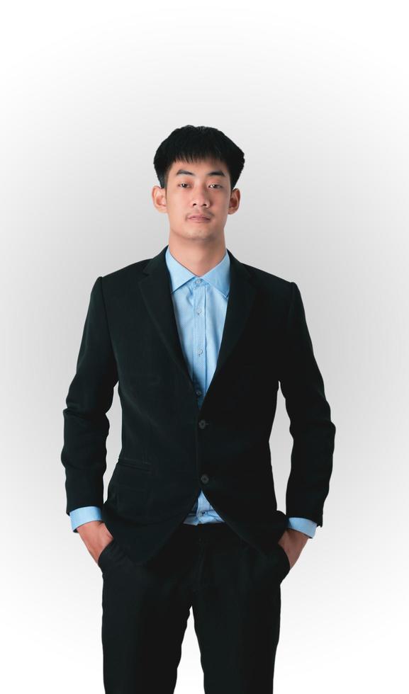 um homem asiático vestindo um terno preto foto