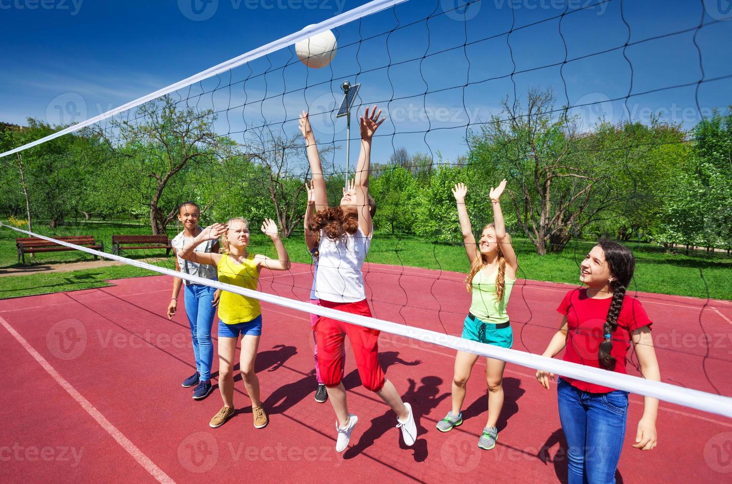 Um Grupo De Pessoas Jogando Vôlei Em Uma Quadra Ao Ar Livre No Complexo De  Vellore Fort Fotografia Editorial - Imagem de exterior, atividade: 257218432