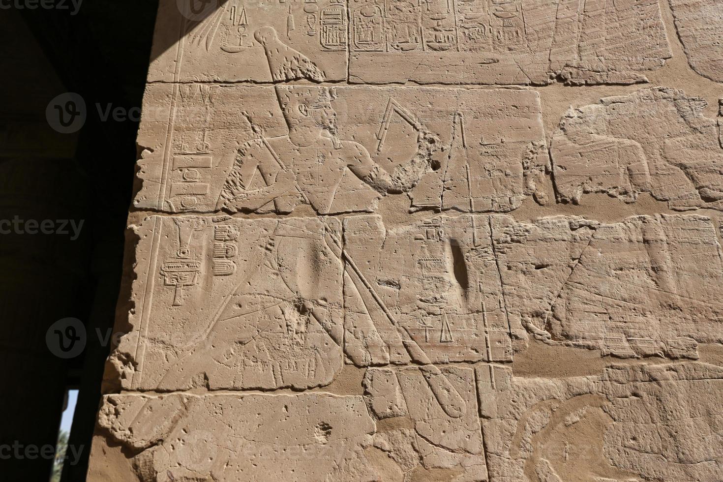 hieróglifos egípcios no templo mortuário de seti i, luxor, egito foto