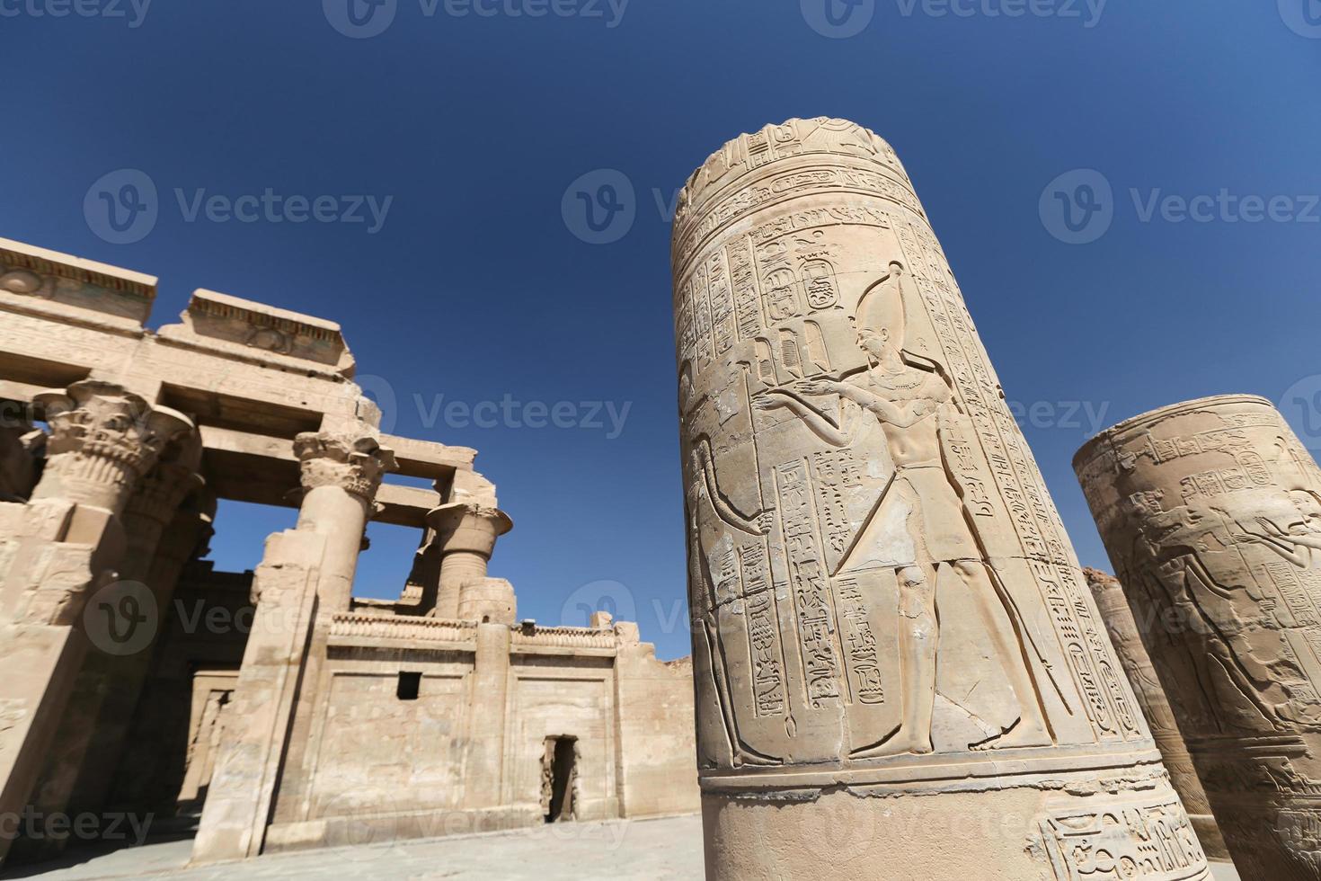 coluna no templo de kom ombo, aswan, egito foto