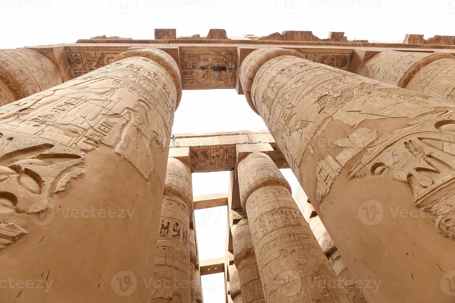 colunas no salão hipostilo do templo de karnak, luxor, egito foto