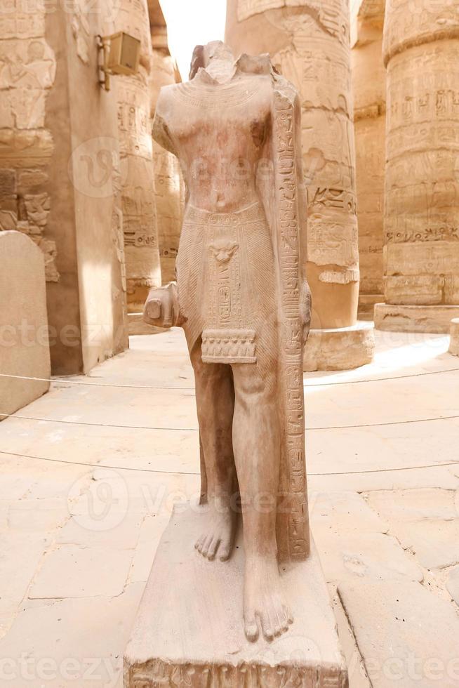 escultura no templo de karnak em luxor, egito foto