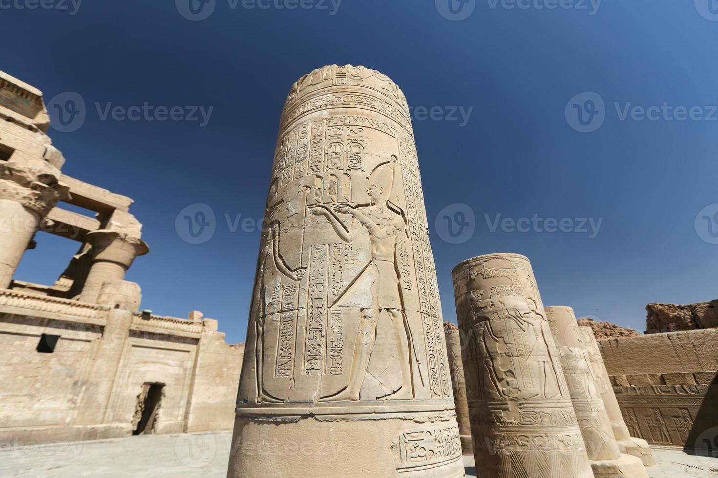 coluna no templo de kom ombo, aswan, egito foto