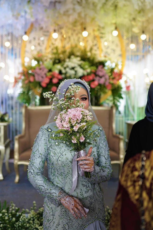 bandung, west java, indonésia, 2021- noiva muçulmana no casamento tradicional indonésio foto