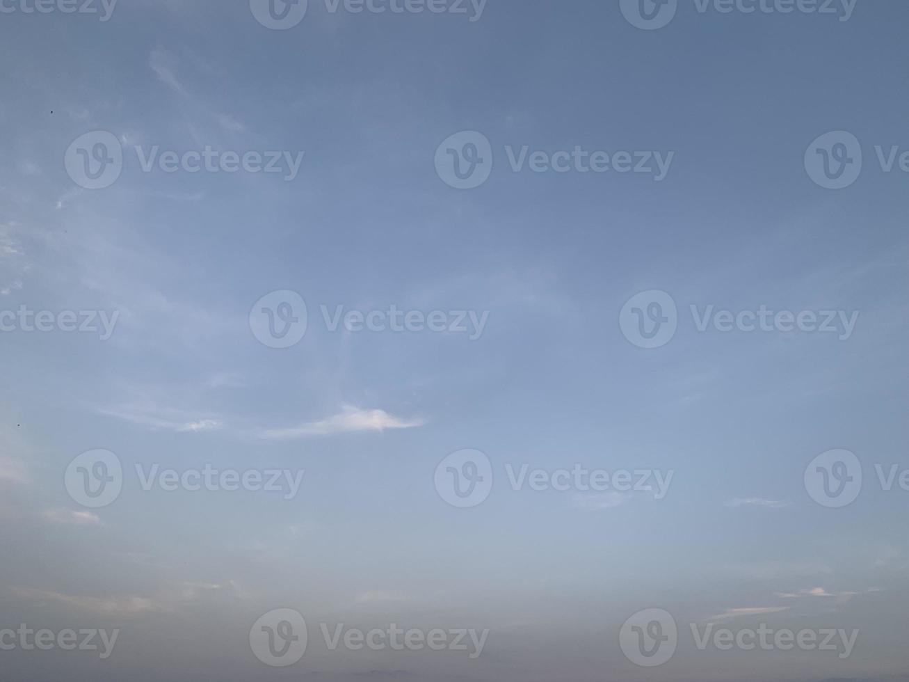 coleção de nuvem em fundo de sombra de céu azul foto