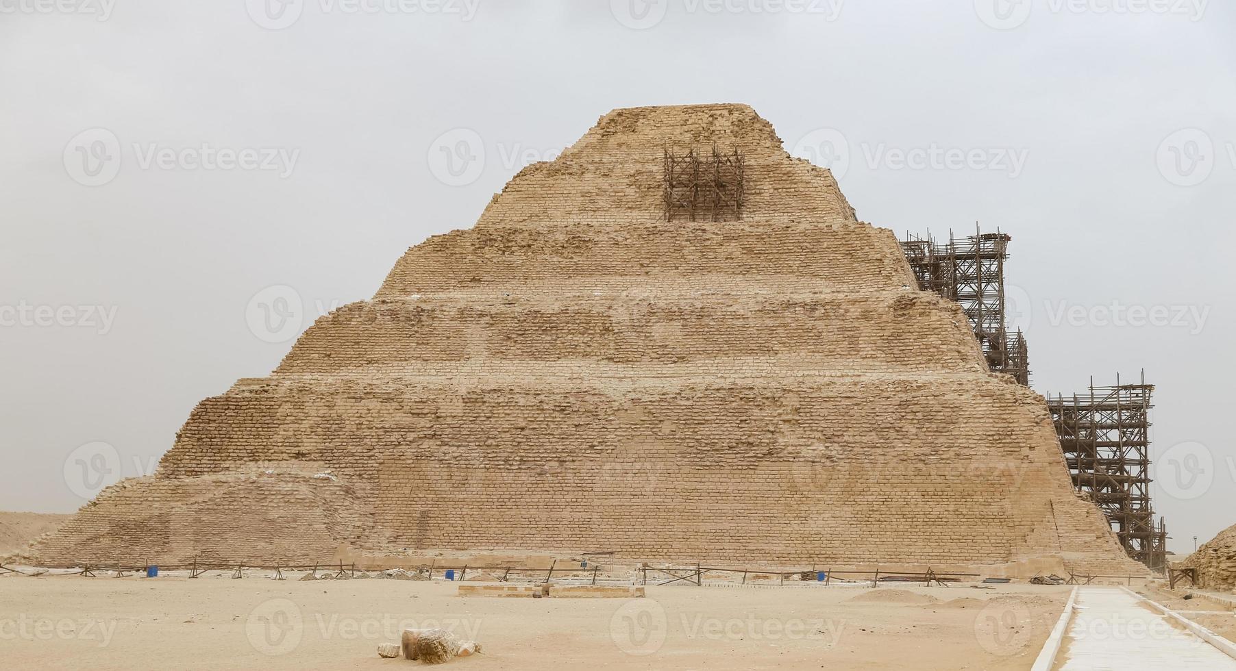 pirâmide de degraus na necrópole de saqqara, cairo, egito foto