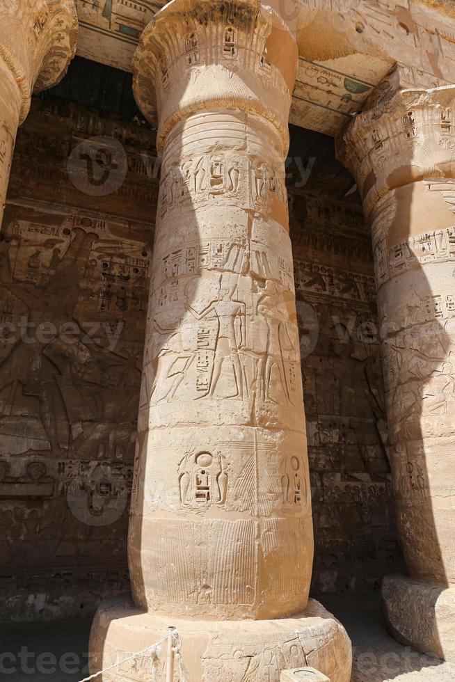 coluna no templo medinet habu em luxor, egito foto