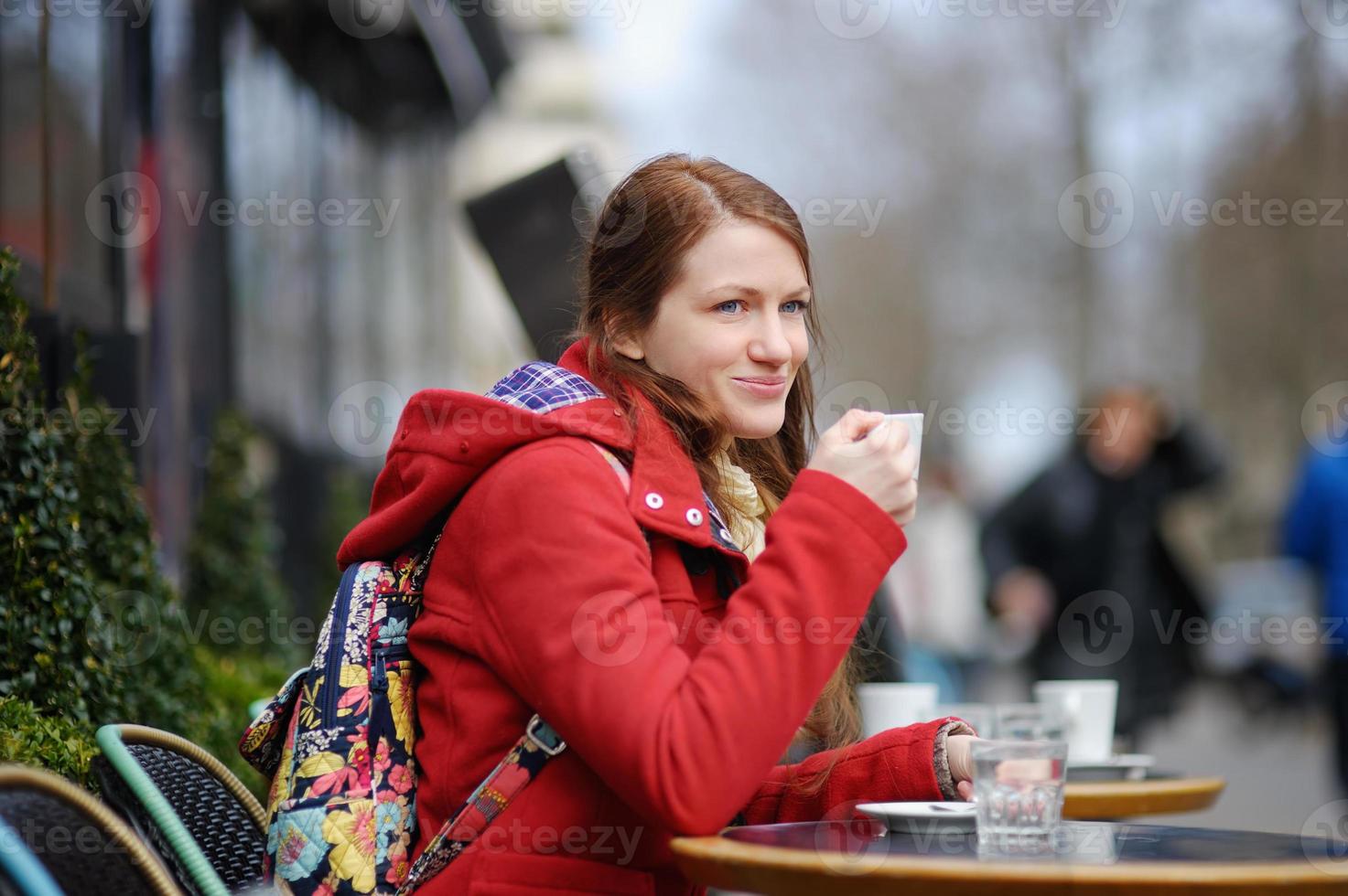 jovem mulher bebendo café foto