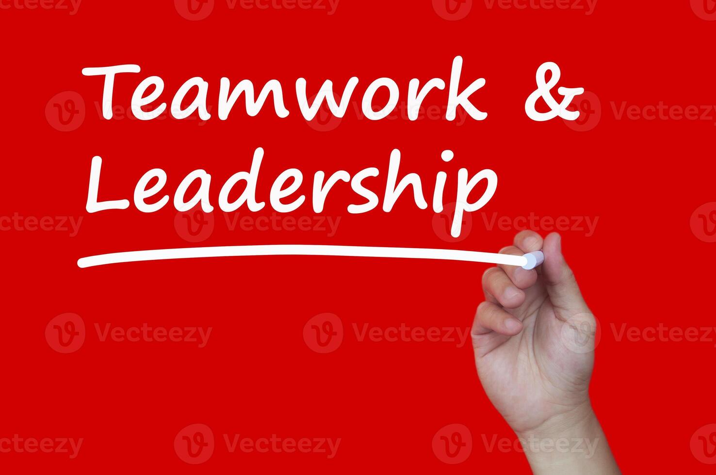 texto de trabalho em equipe e liderança no fundo da capa vermelha. foto