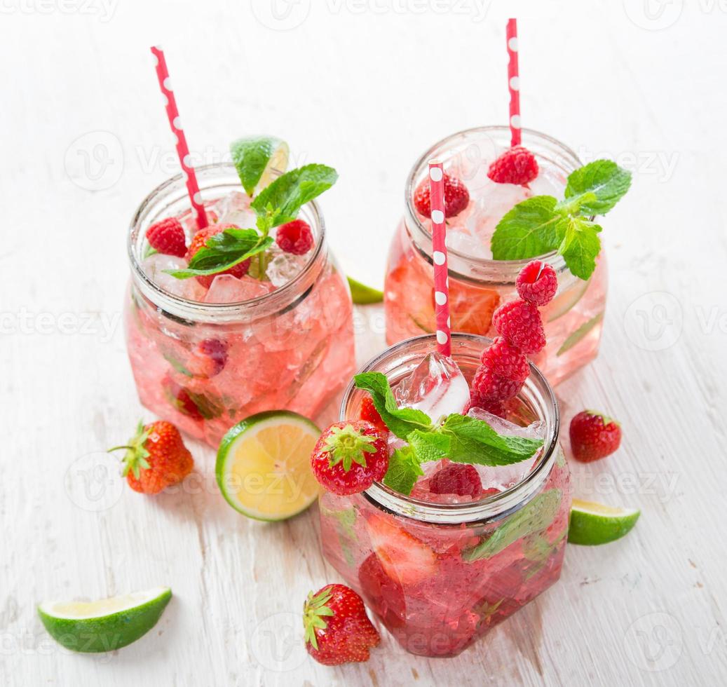 suco de frutas frescas, bebidas saudáveis. foto