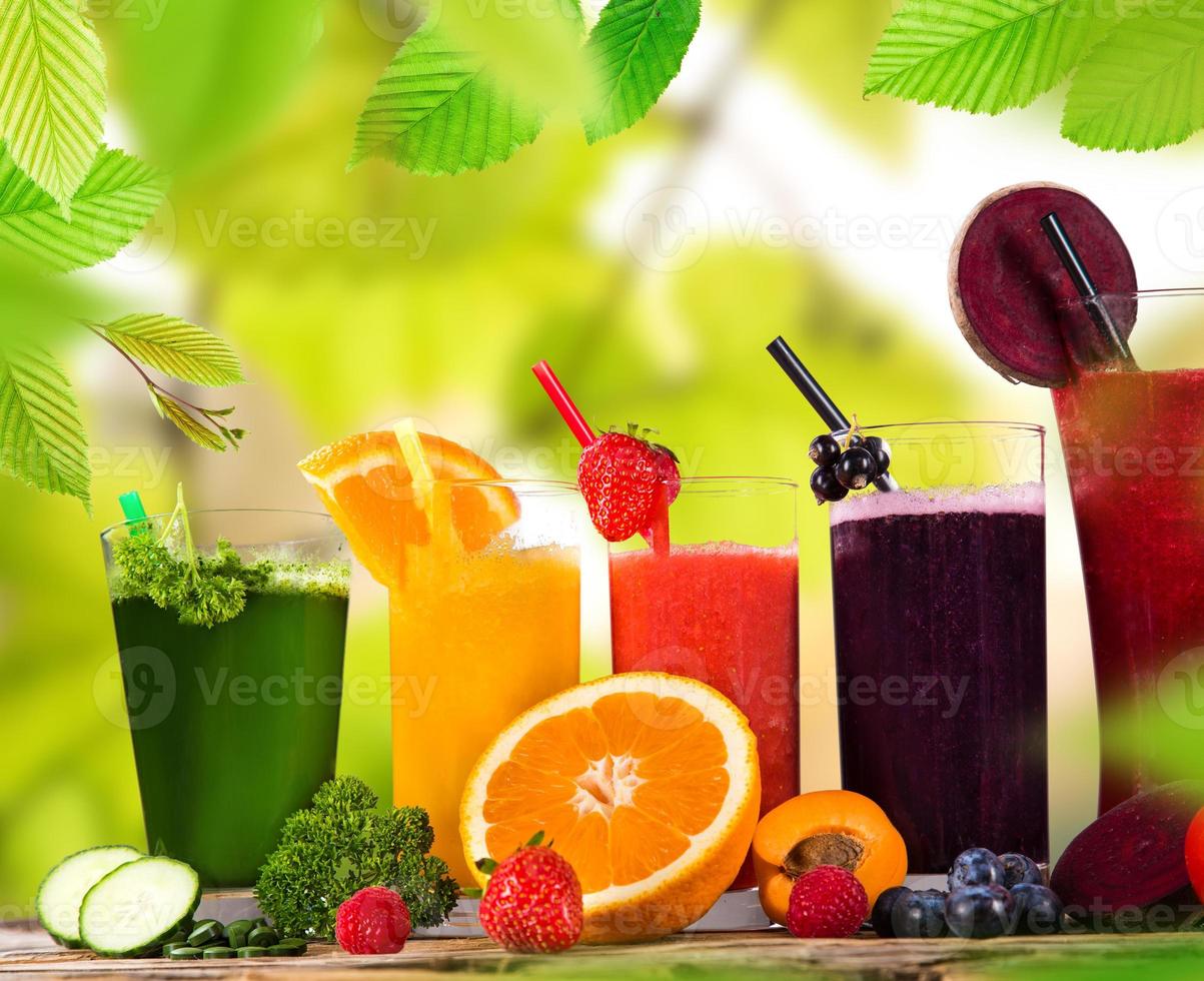 suco de frutas frescas, bebidas saudáveis. foto
