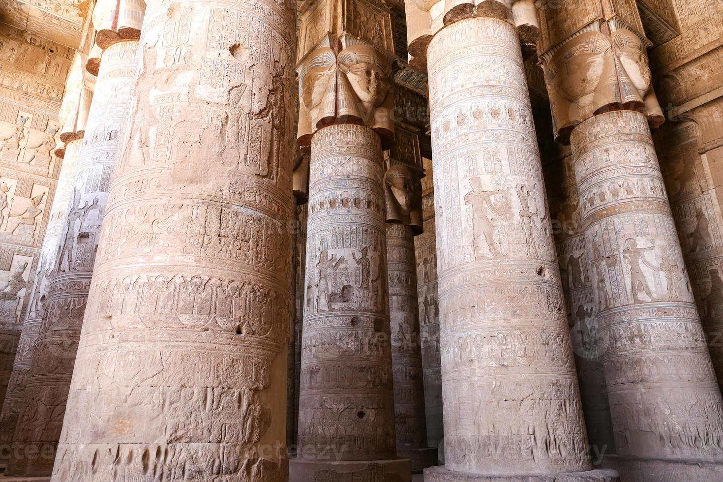 colunas no templo denderah, qena, egito foto