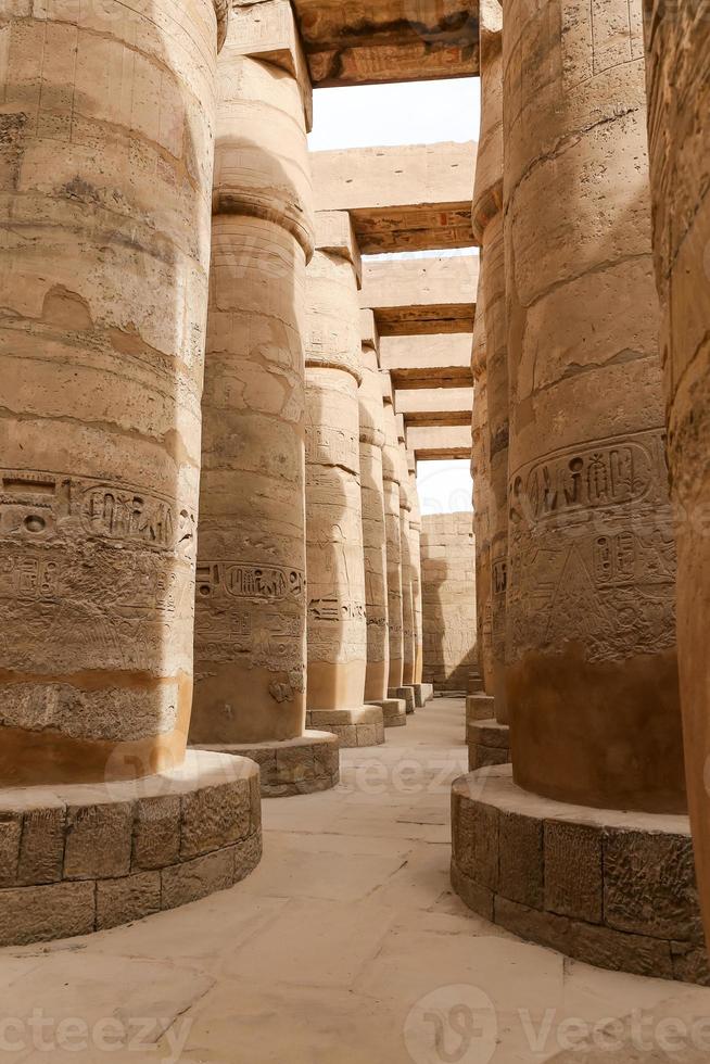 colunas no salão hipostilo do templo de karnak, luxor, egito foto
