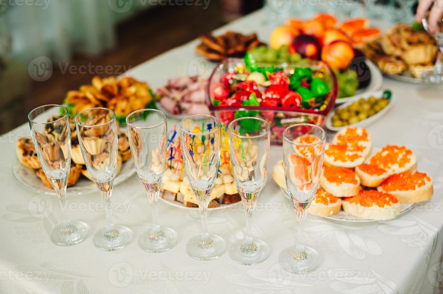 mesa com comida e bebida foto