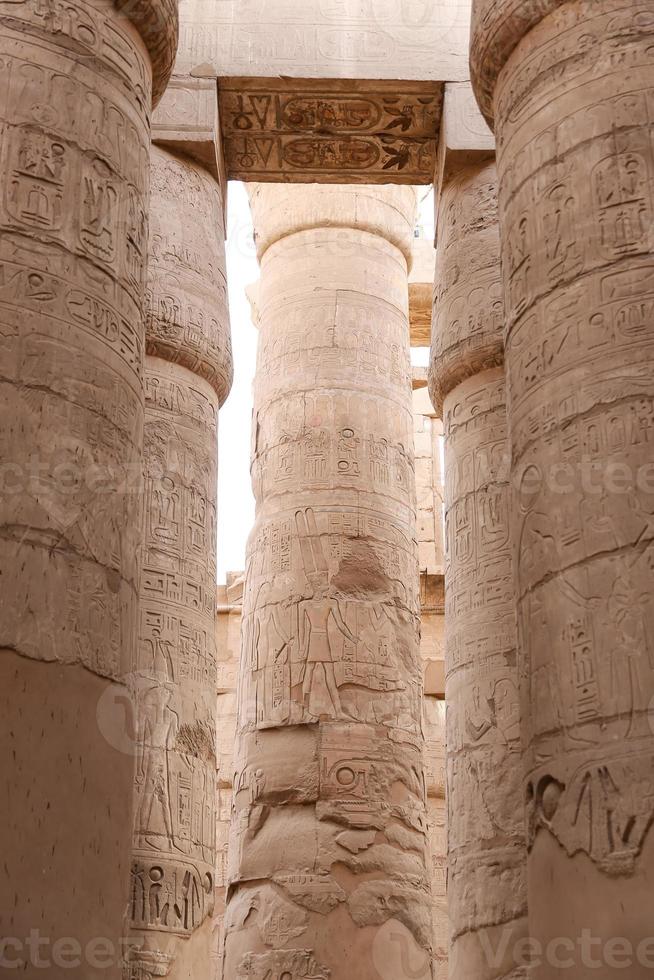 colunas no salão hipostilo do templo de karnak, luxor, egito foto