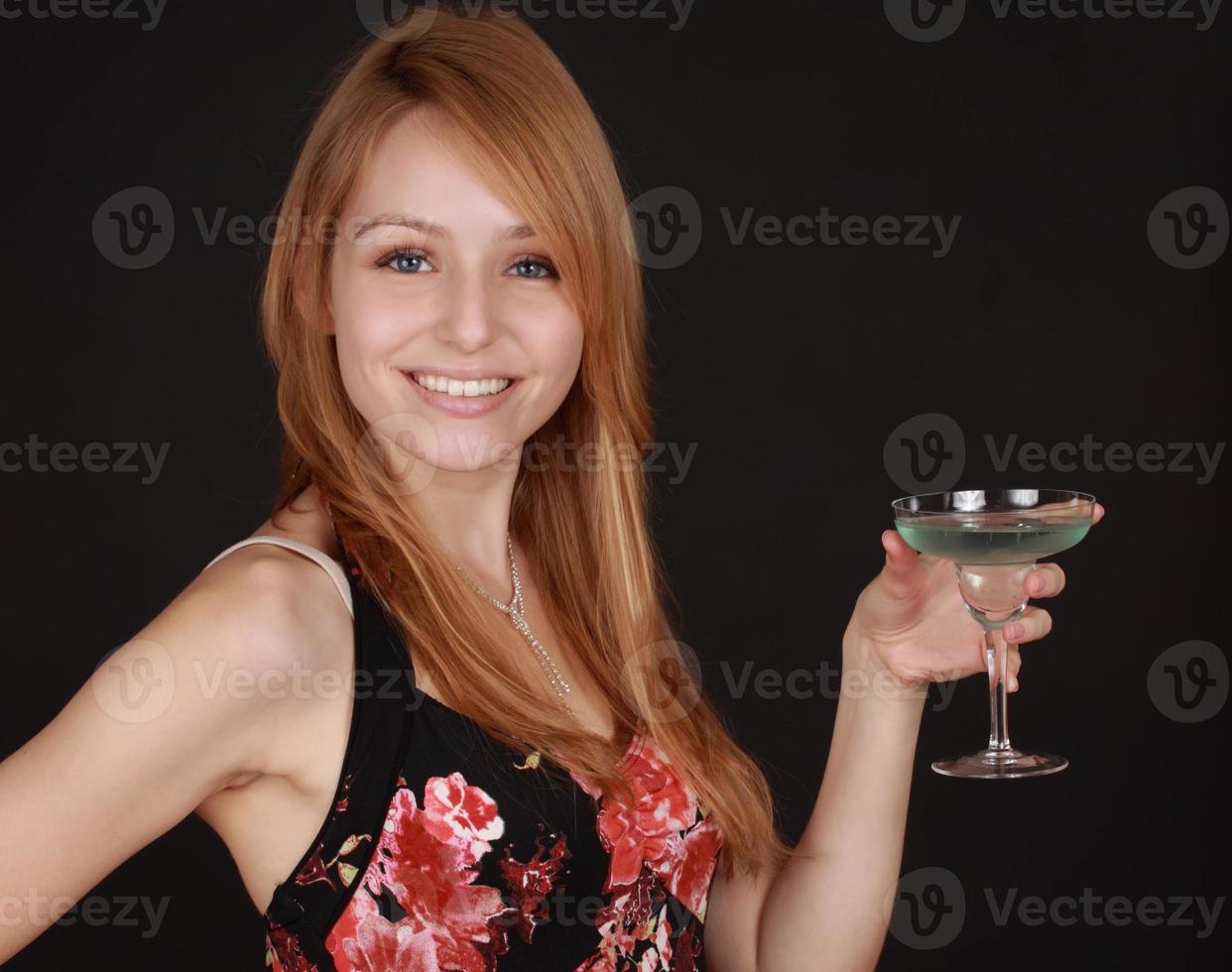 menina segurando uma bebida cocktail foto