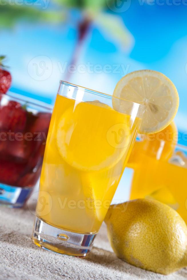bebidas tropicais na praia foto