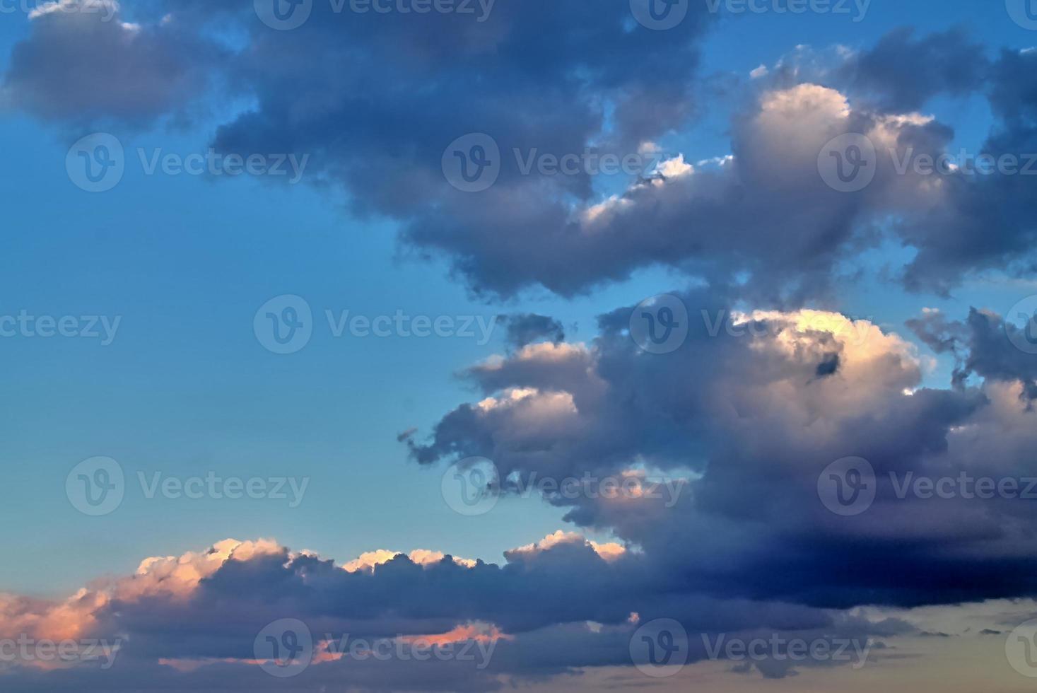 belo panorama de nuvens laranja e amarelas ao nascer do sol foto