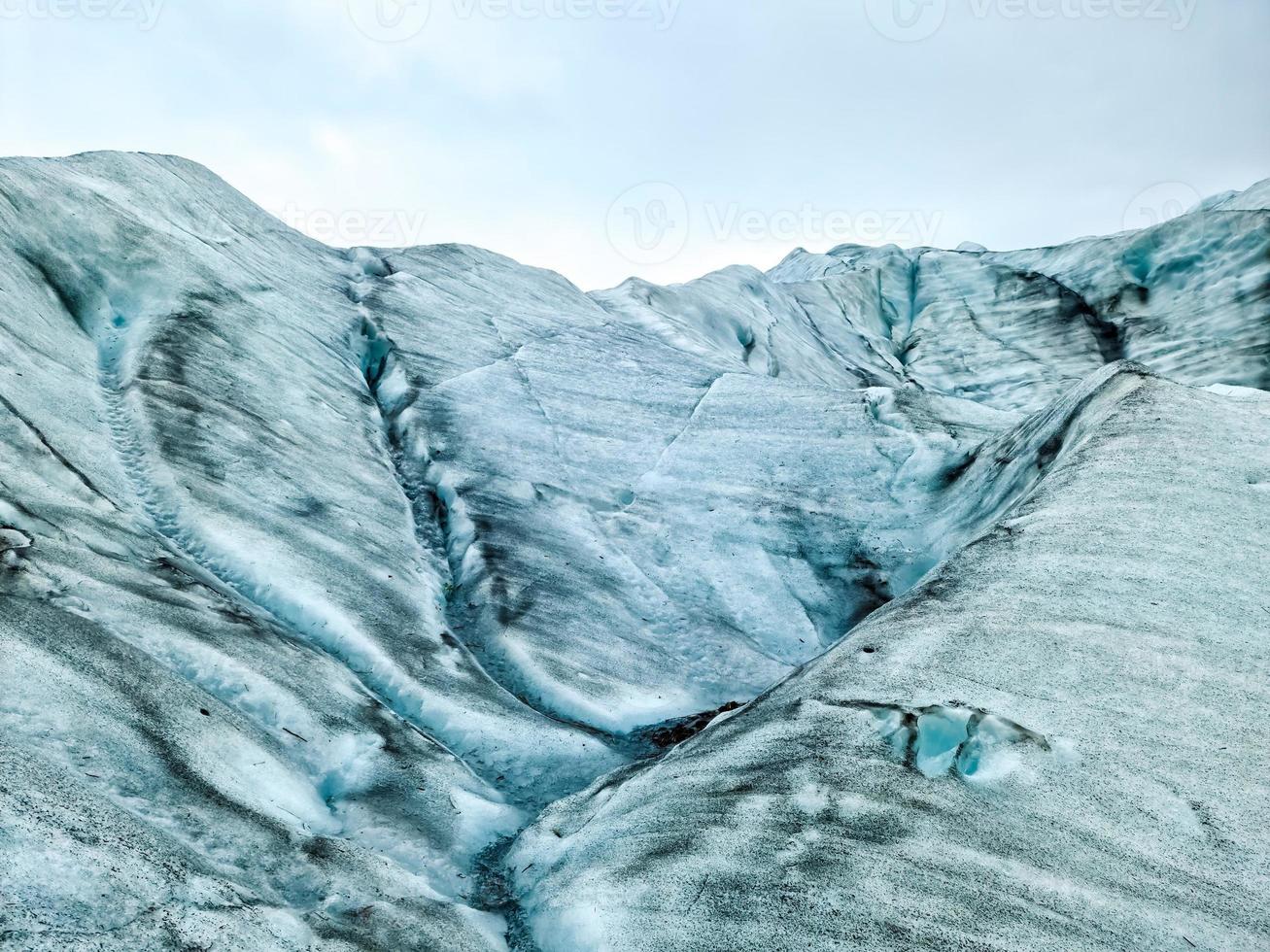 close-up vista do gelo azul na geleira jokulsarlon na islândia. foto