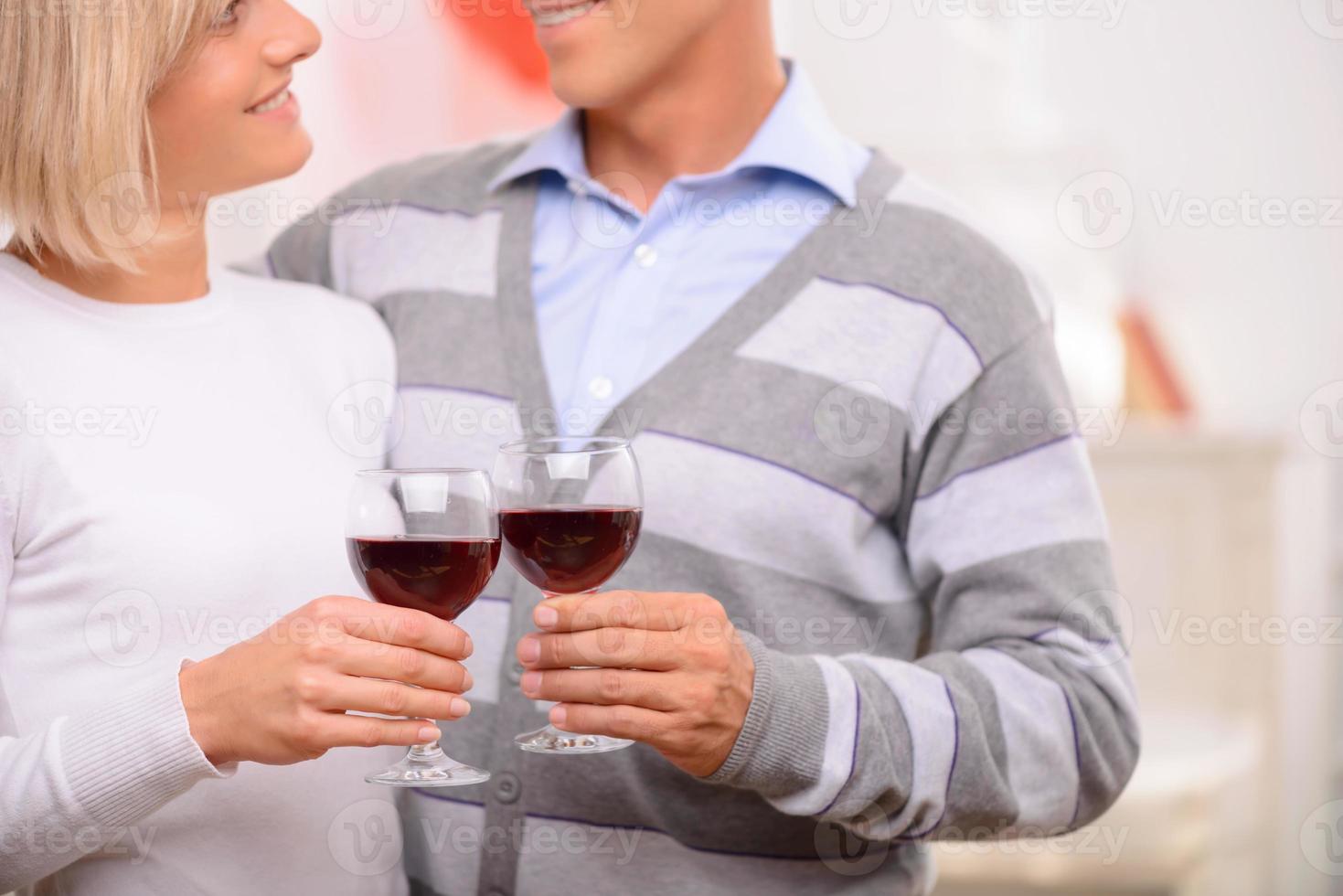 casal agradável bebendo vinho foto
