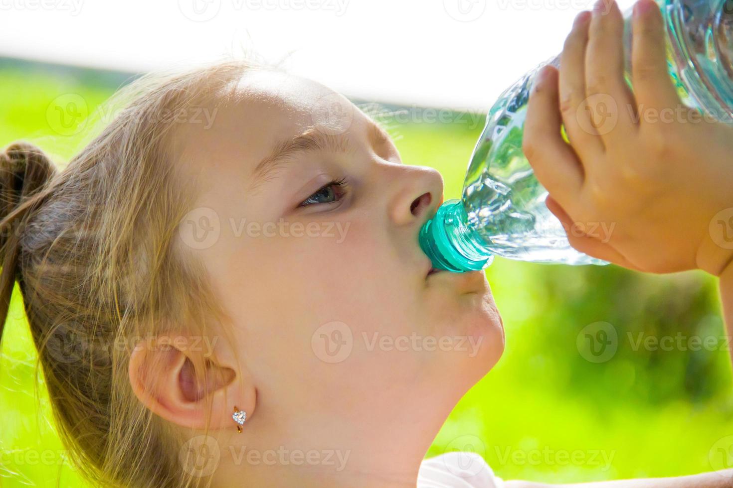 linda garota bebendo água foto