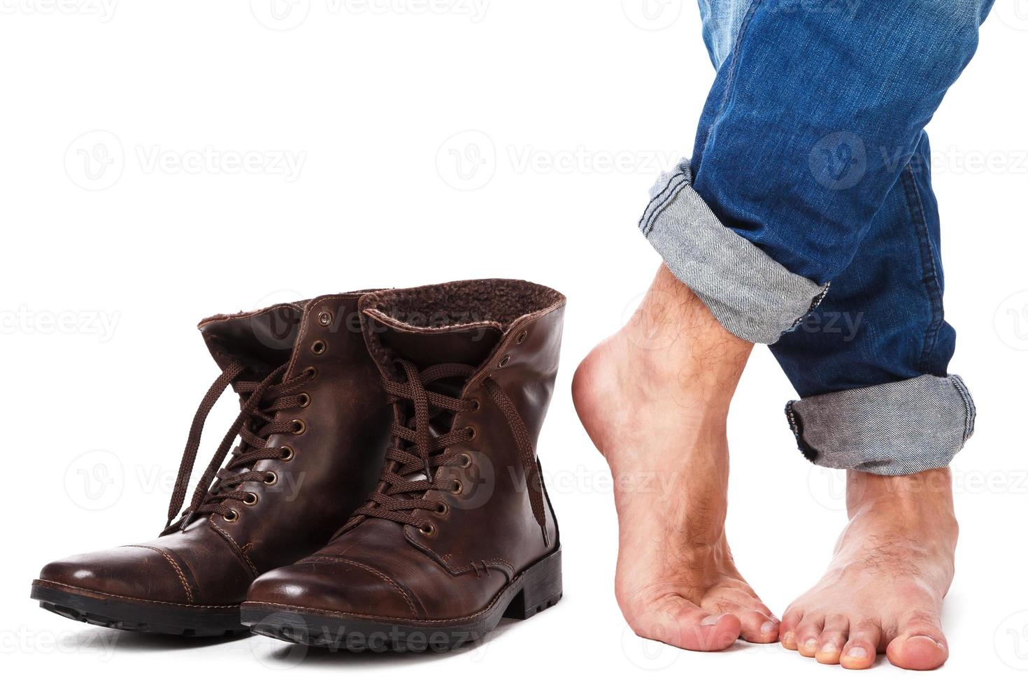 pernas masculinas e botas de couro foto