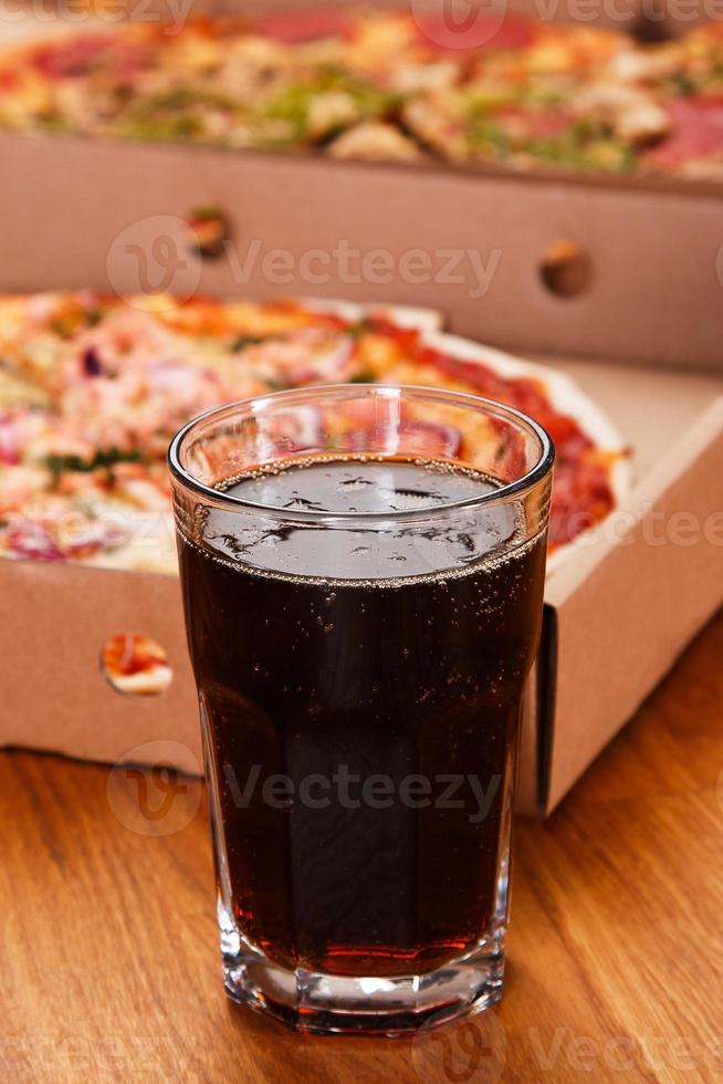 copo de coca e pizza foto