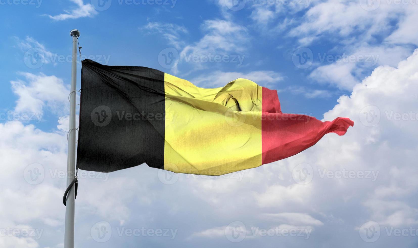 bandeira da bélgica - bandeira de tecido acenando realista foto