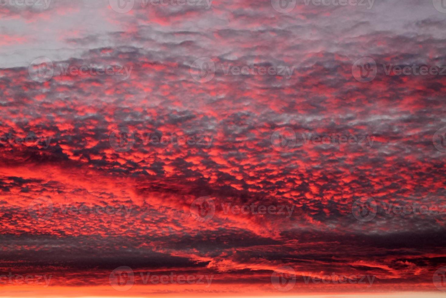 belo panorama de nuvens laranja e amarelas ao nascer do sol foto