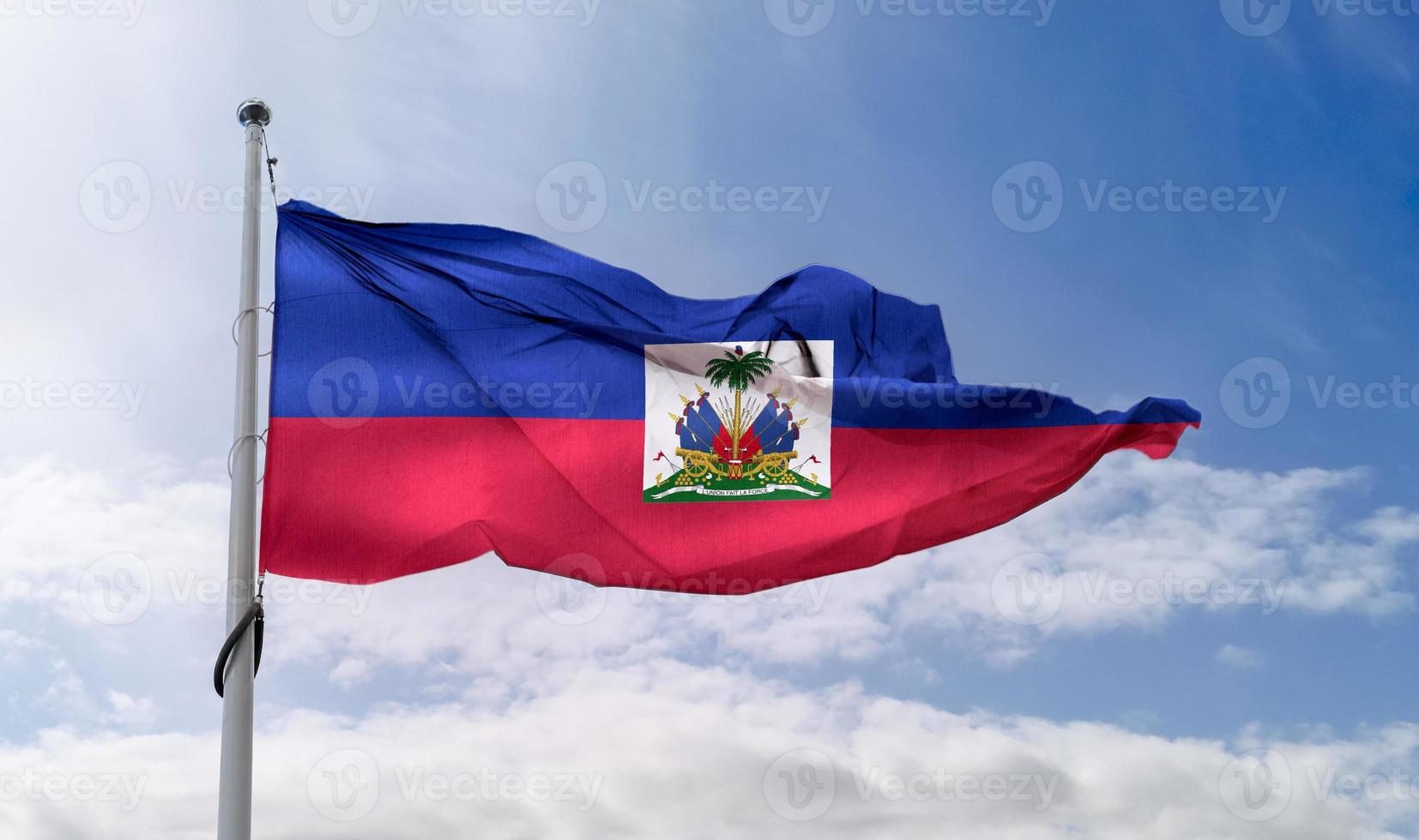 bandeira do haiti - bandeira de tecido acenando realista. foto