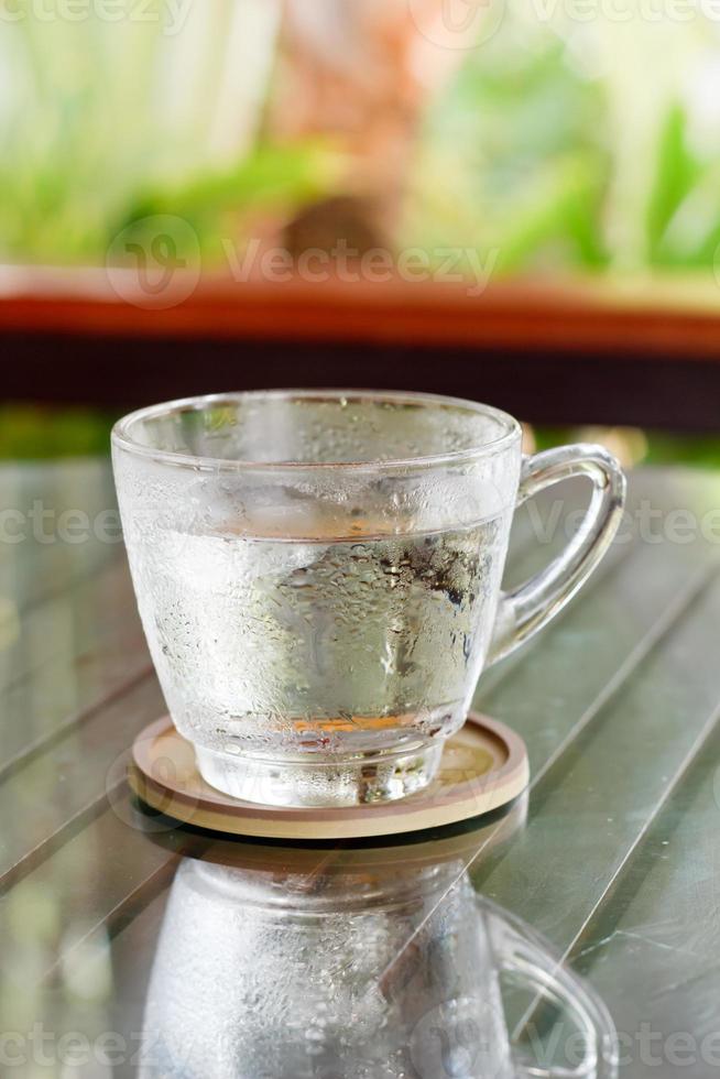 copo de água de bebida gelada. foto