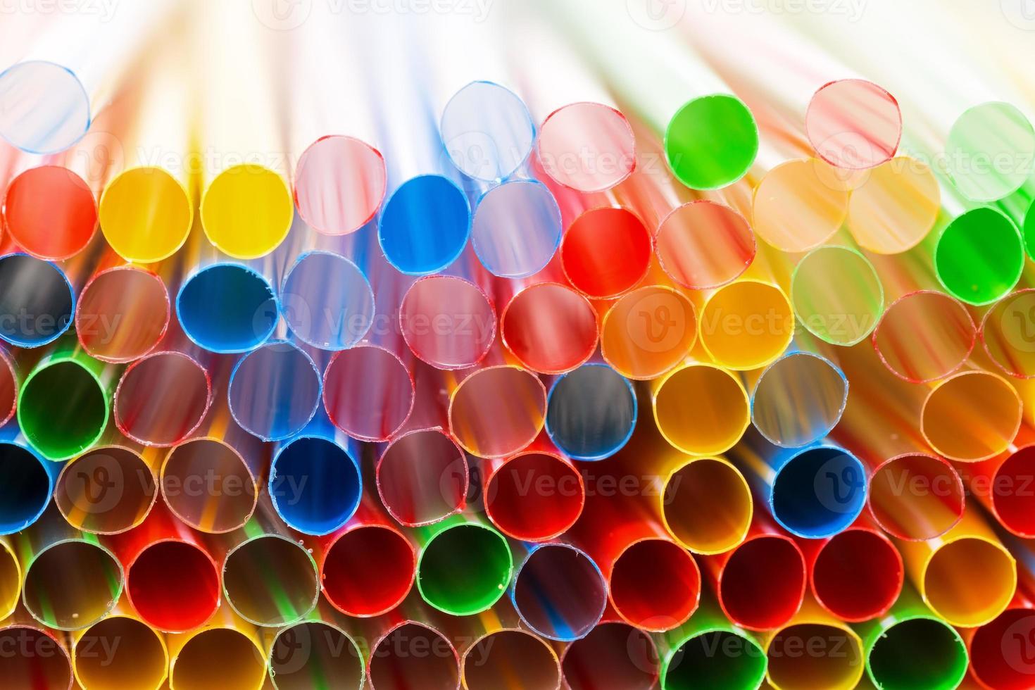closeup de canudos de plástico colorido foto