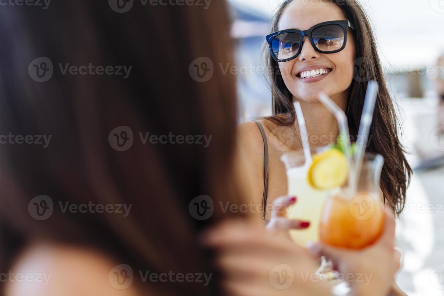 alegres amigas bebendo cocktails foto