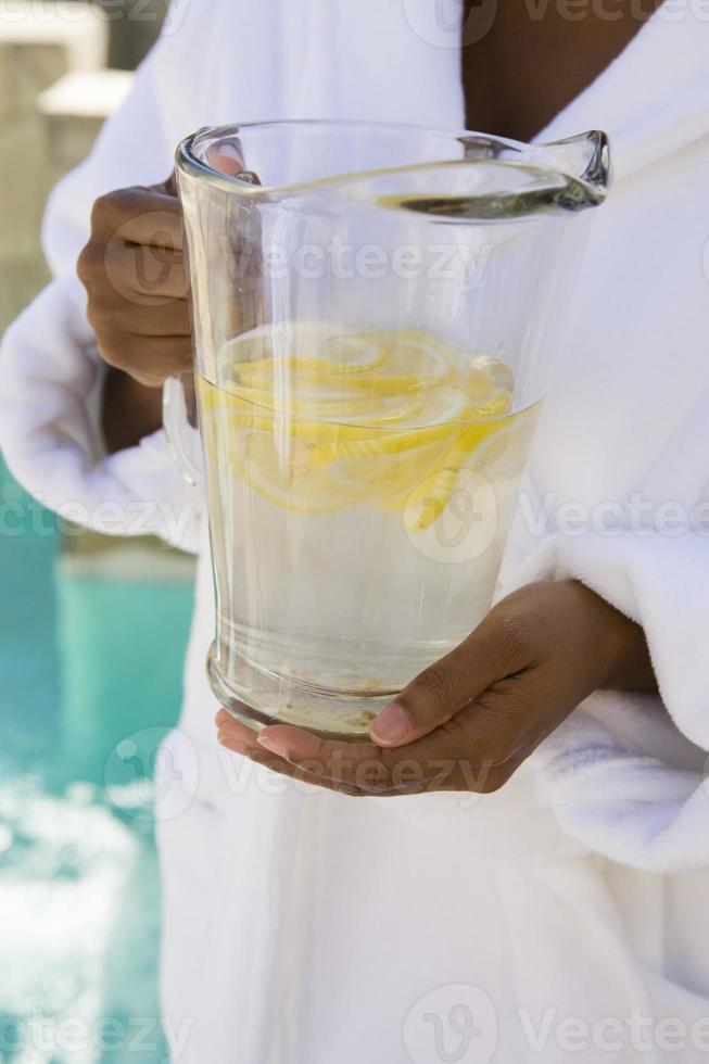mulher segurando o jarro de água, close-up foto