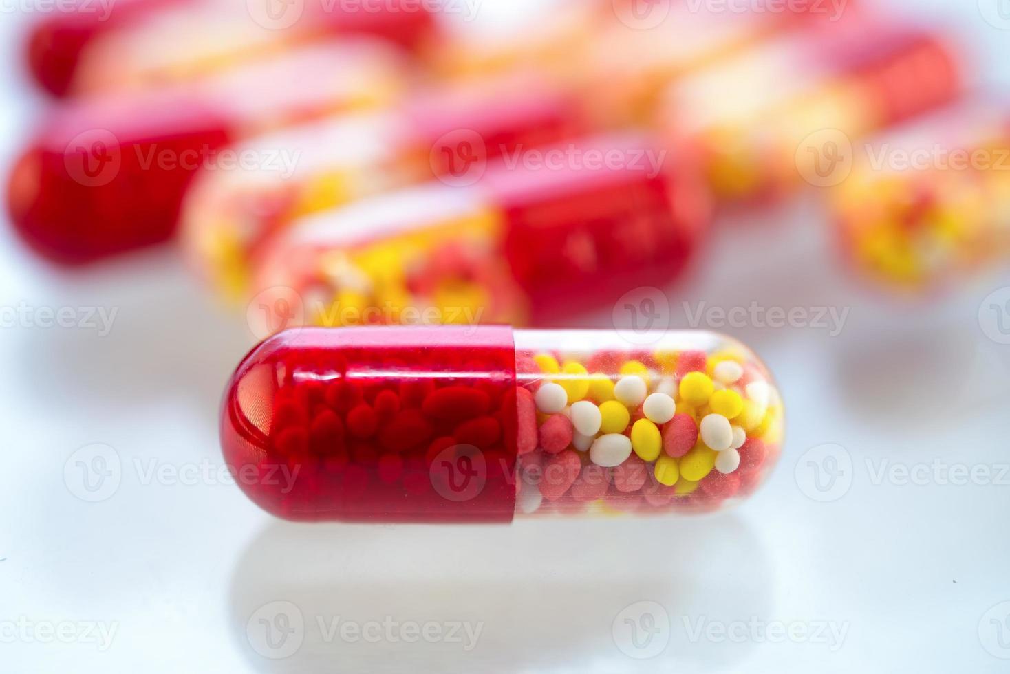 muitas pílulas coloridas foto