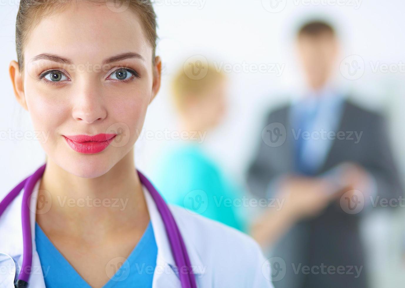 médico de mulher em pé com estetoscópio no hospital foto