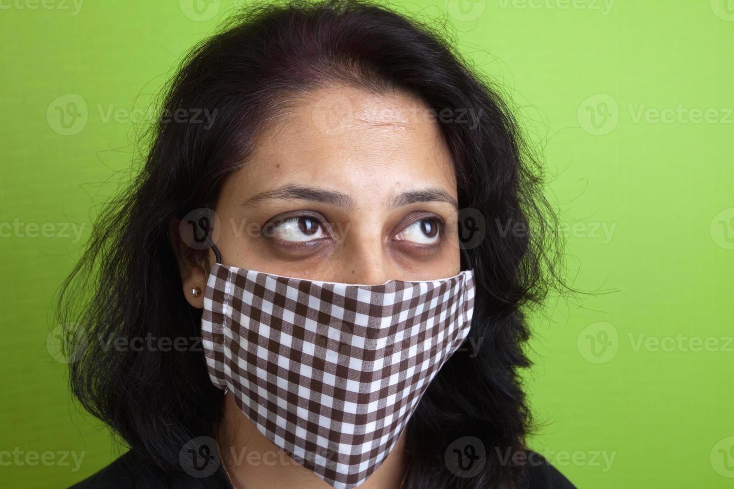 mulher indiana usando uma máscara contra a gripe suína foto