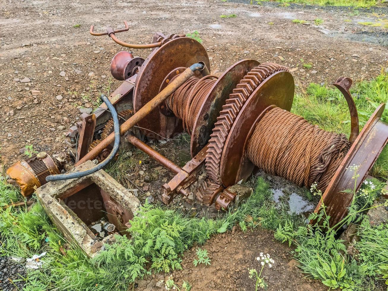 um trator abandonado há muito tempo e completamente coberto de ferrugem foto