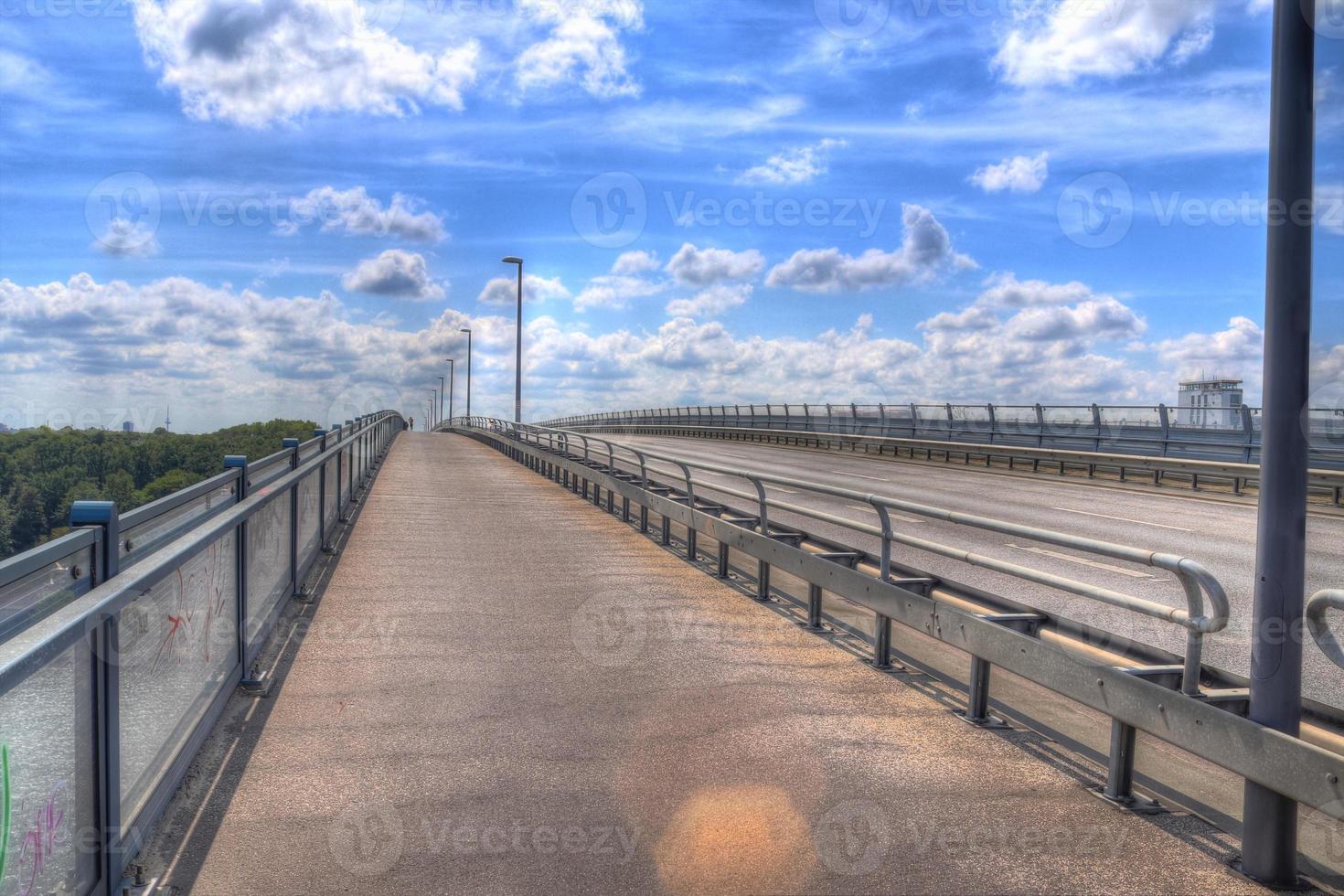 vistas diferentes em e da ponte do canal grande kiel no norte da alemanha foto