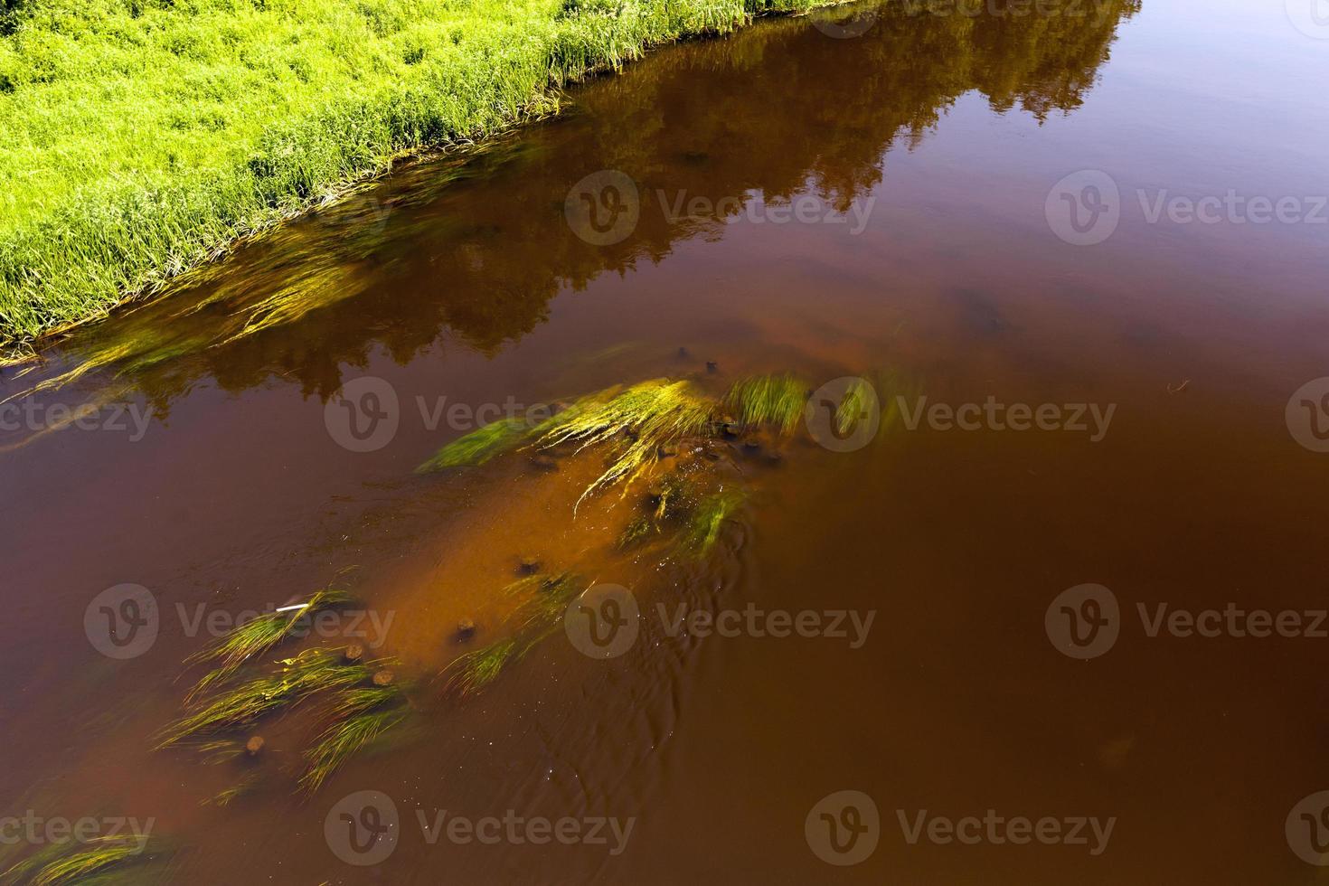 água no rio no outono foto