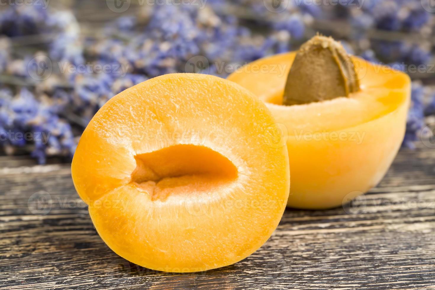 flores naturais de lavanda e fatias de damascos laranja foto