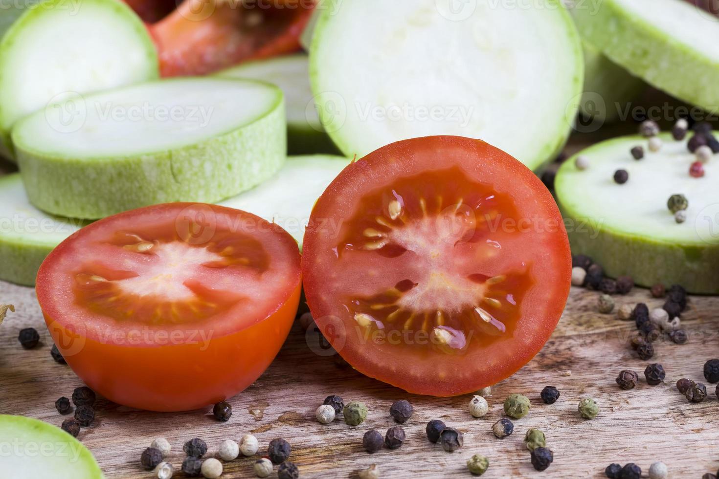 cortado em pedaços doce tomate vermelho foto