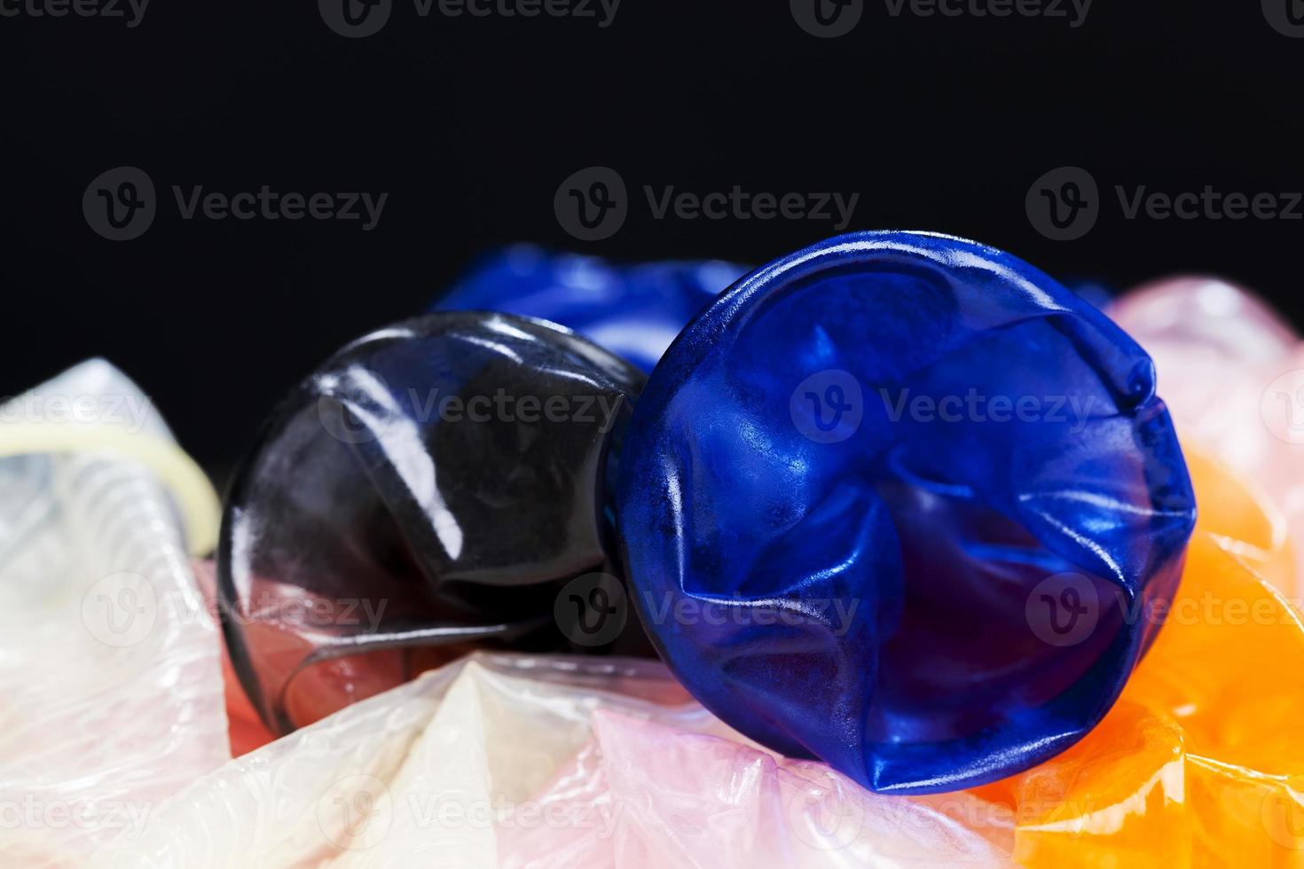 um preservativo de látex azul inteiro foto