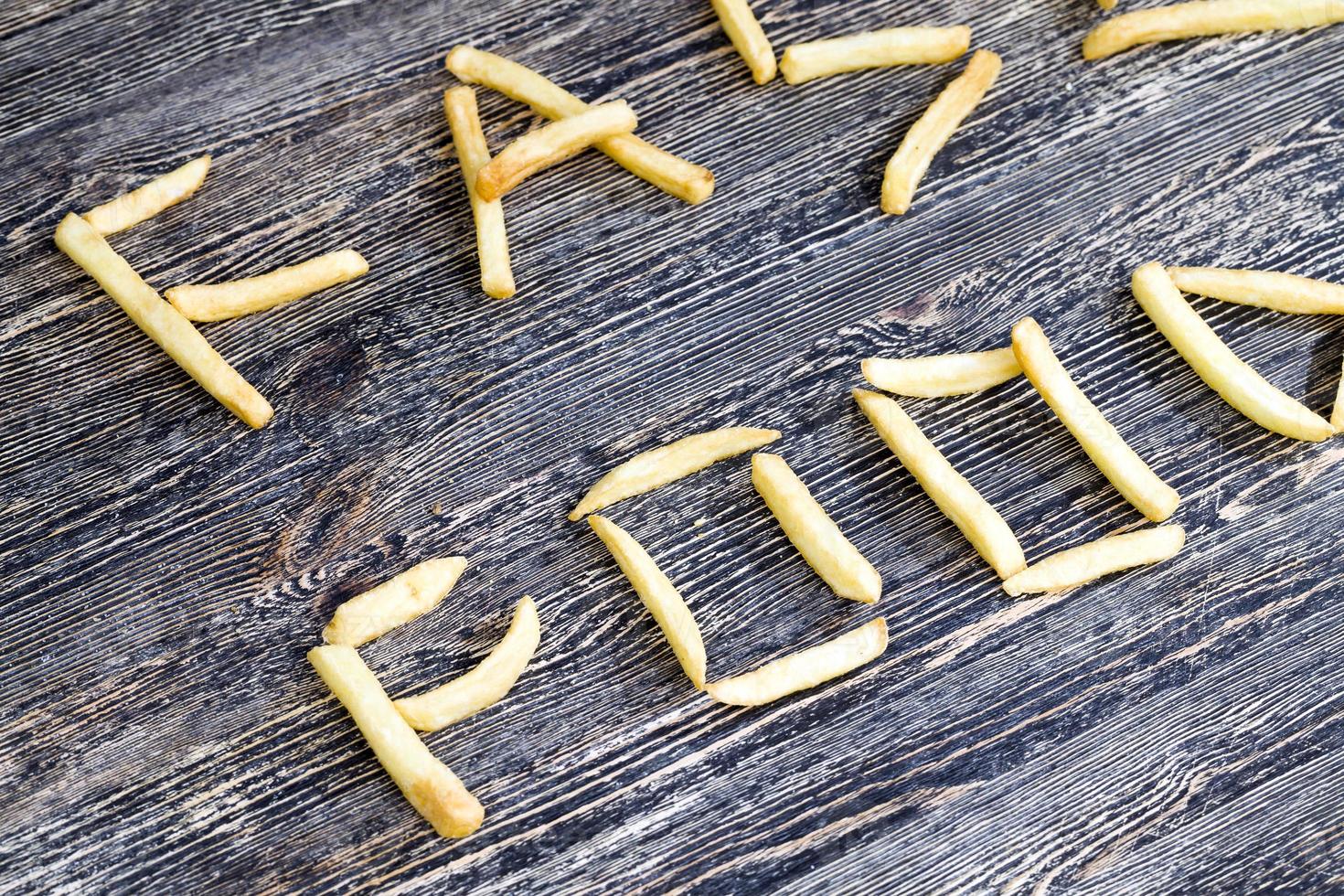 batatas fritas frescas foto